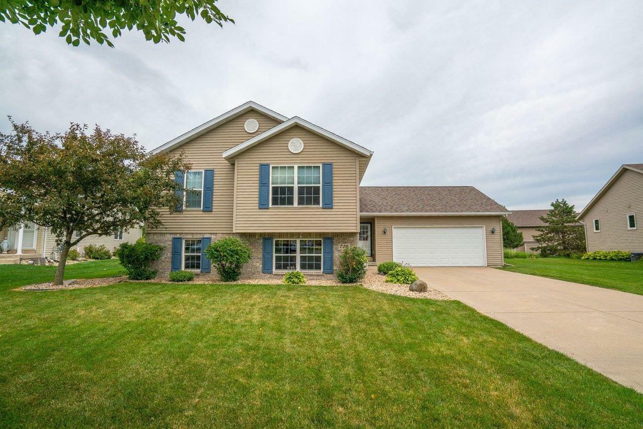 Property Photo:  720 Stonehaven Dr  WI 53590 