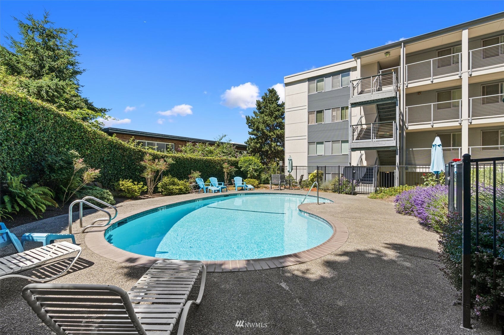 Property Photo:  2200 Alki Avenue SW 403  WA 98116 