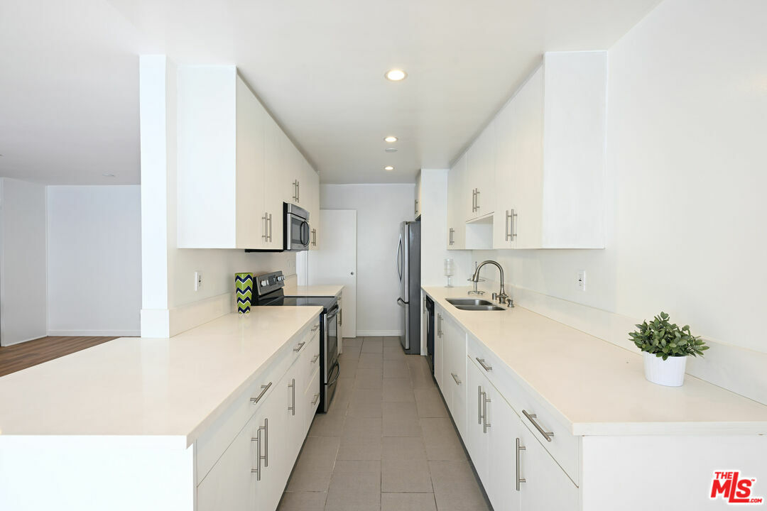 Property Photo:  136  S Palm Dr 204  CA 90212 