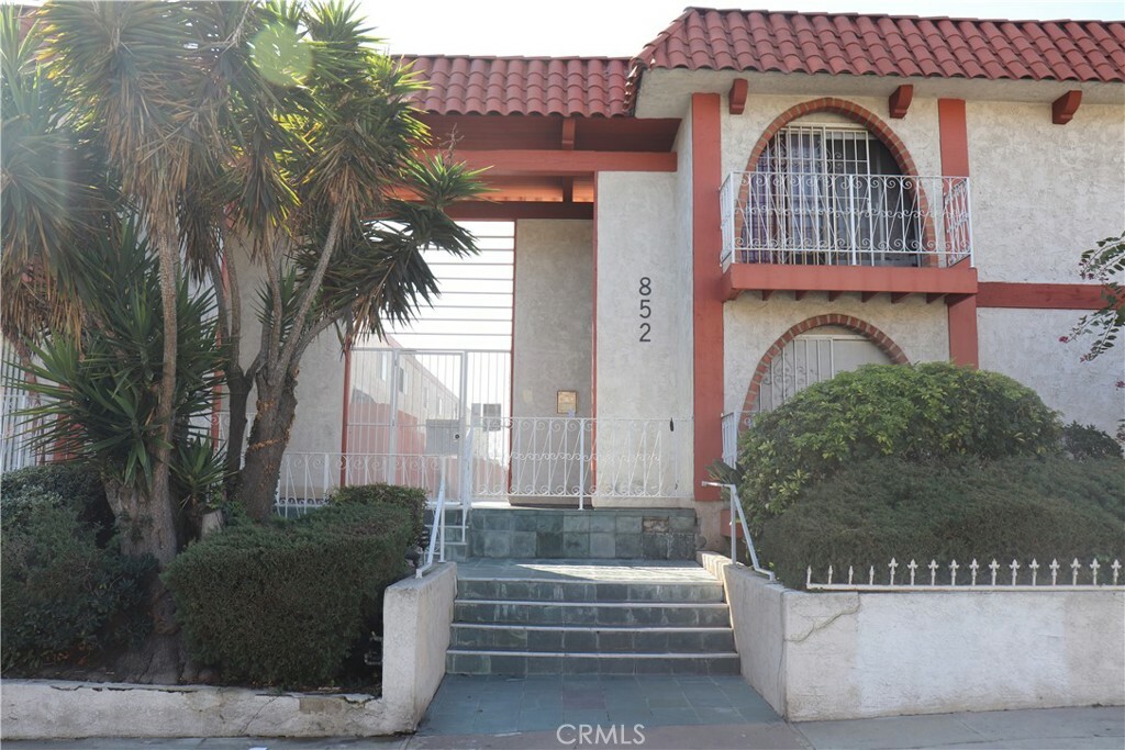 Property Photo:  852 W Beach Avenue 14  CA 90302 