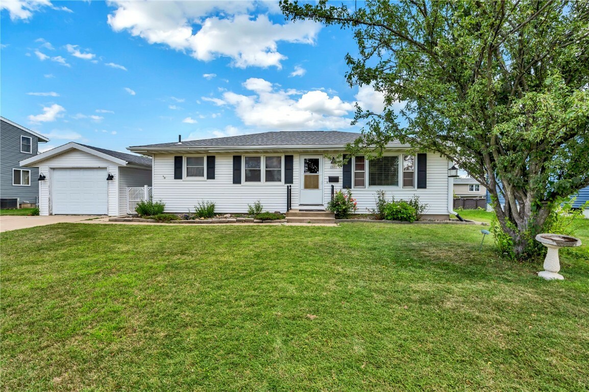 Property Photo:  1260 E Avenue  IA 52302 