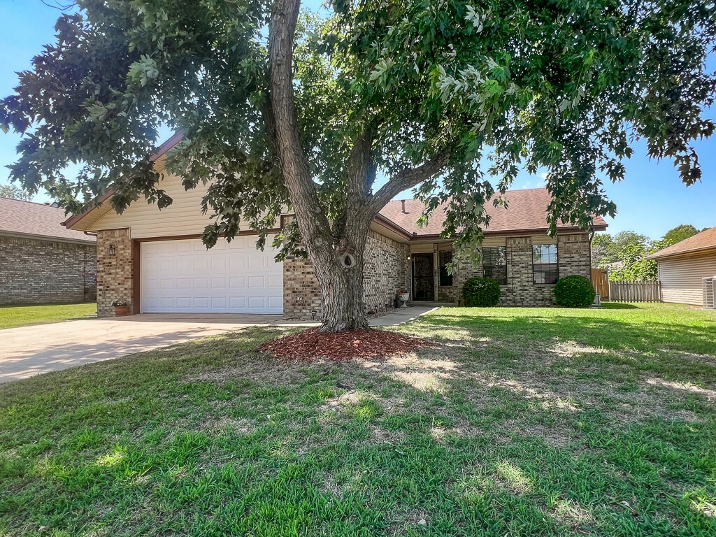 Property Photo:  2308 W Willow Street  AR 72758 