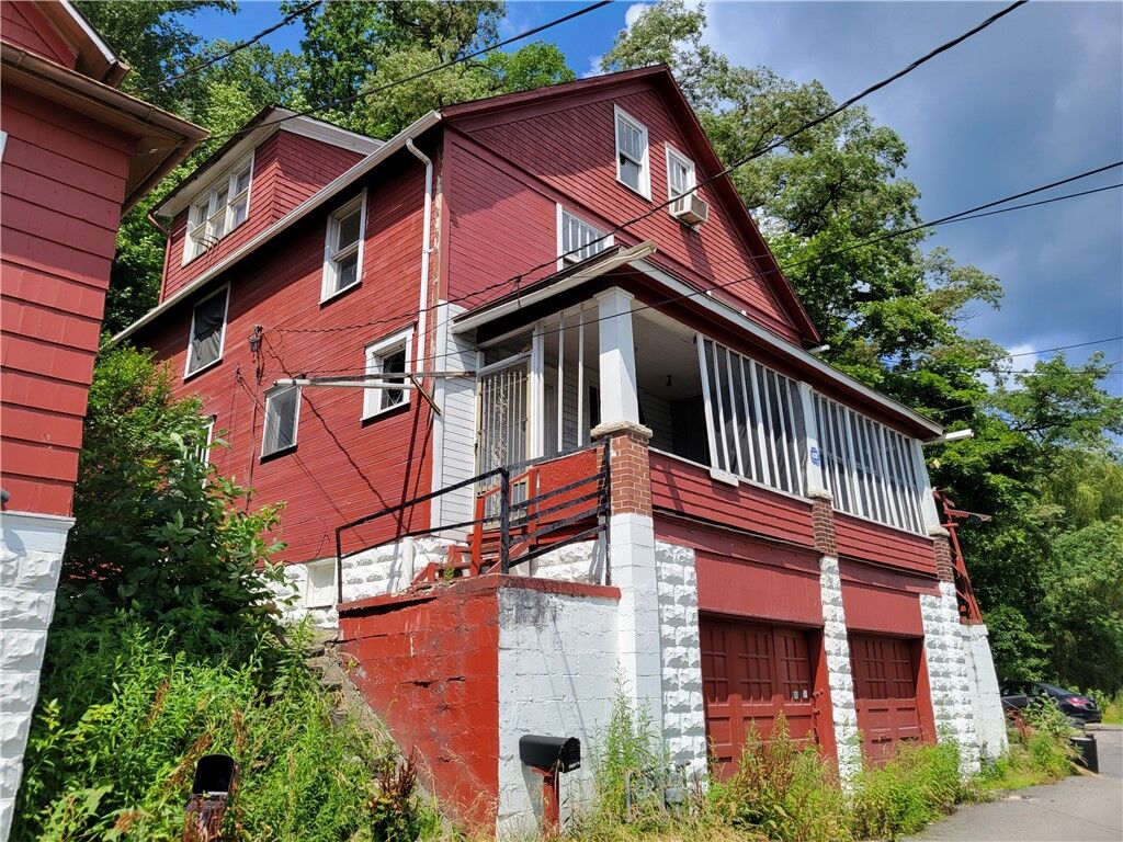 Property Photo: 109/111 Coconut Pl PA 15901