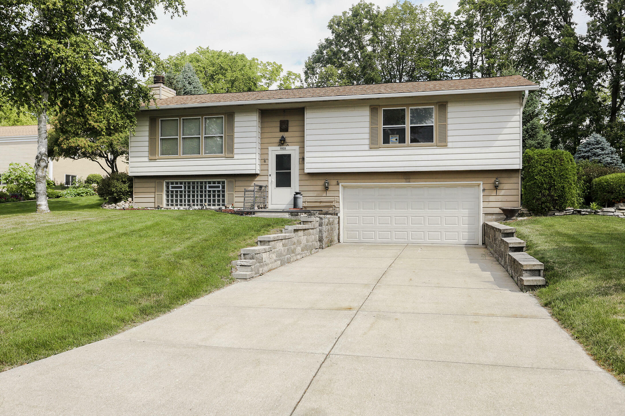 Property Photo:  9626 W Plainfield Ave  WI 53228 