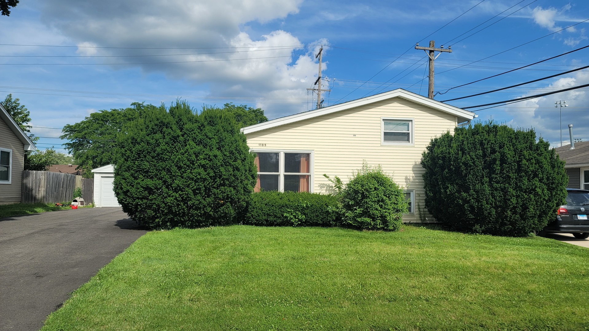 Property Photo: 1105 Denver Drive IL 60110