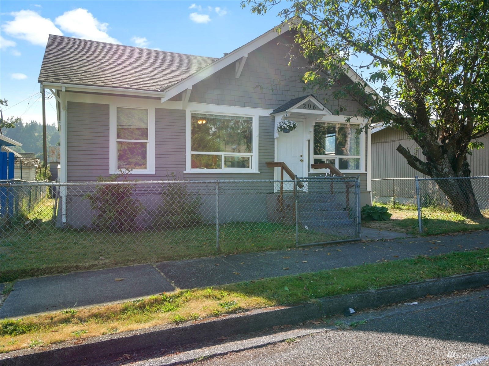 Property Photo:  206 O Street NE  WA 98002 