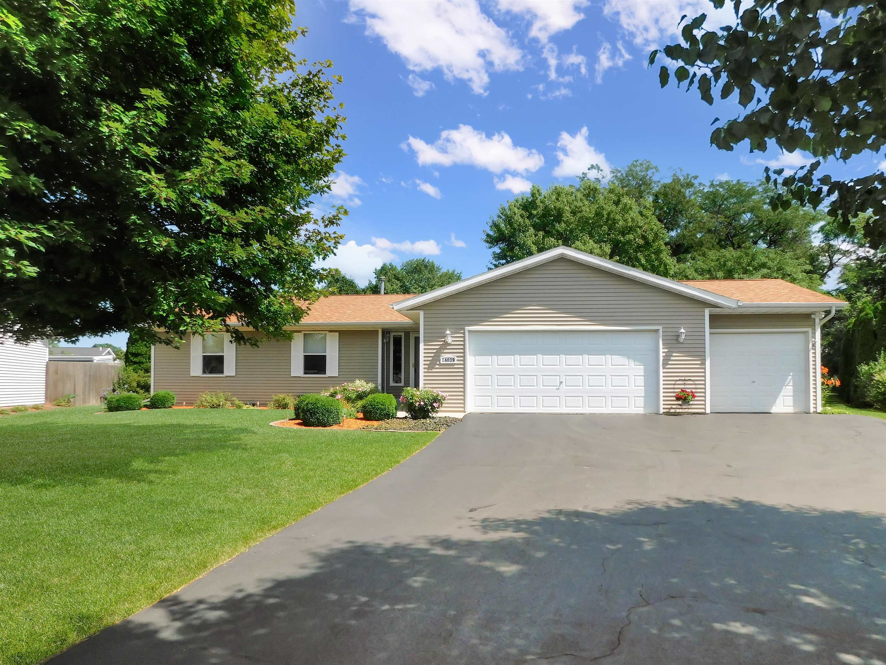 Property Photo:  14039 Hanna Way  IL 61080 