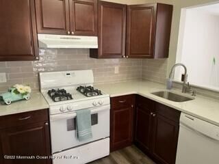 Property Photo:  309 Sunshine Court  NJ 08859 