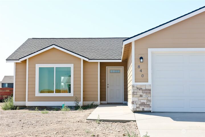 Property Photo:  947 E Cascade Street  WA 99344 