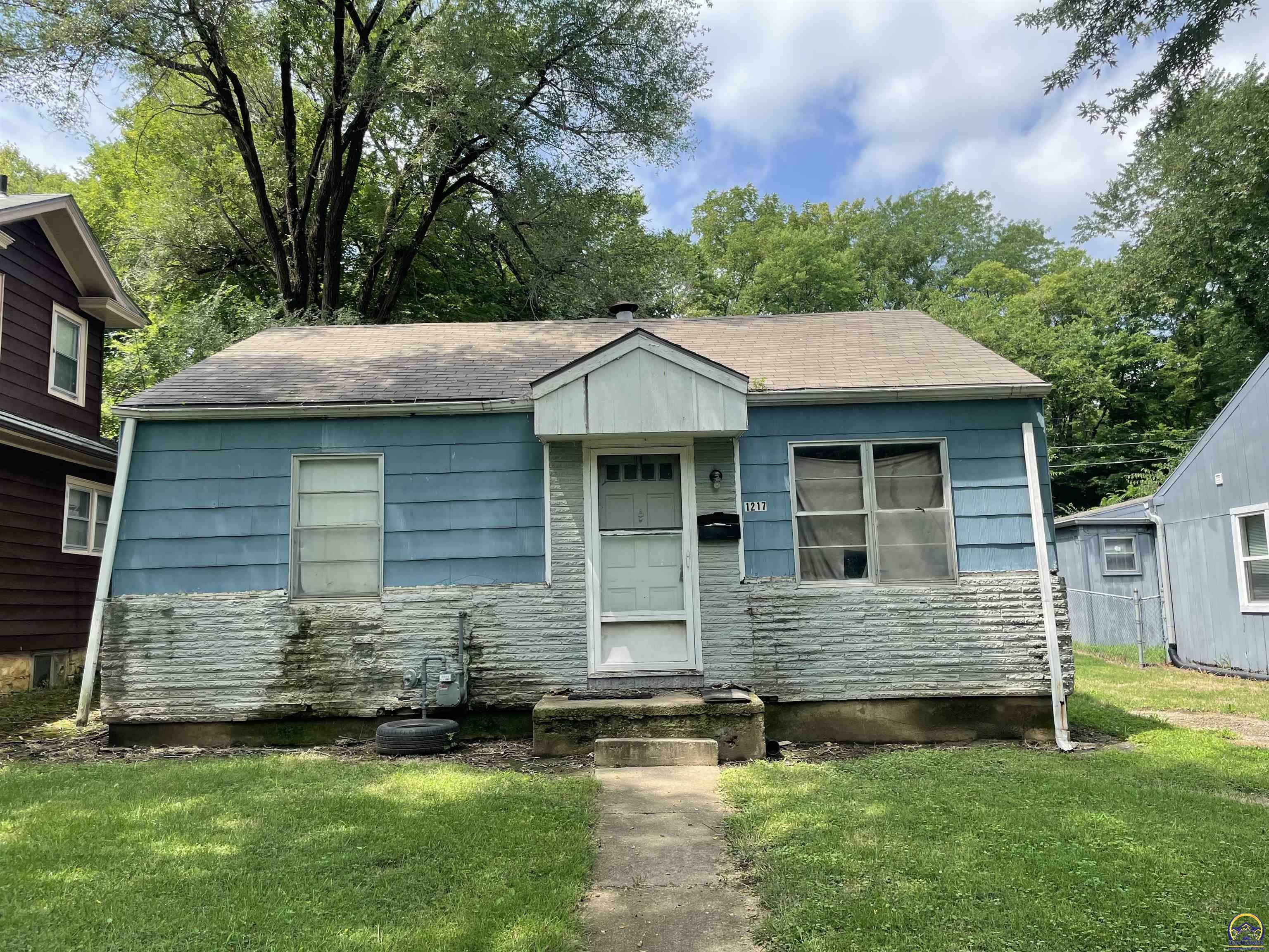 Property Photo:  1217 SE Locust St  KS 66607 