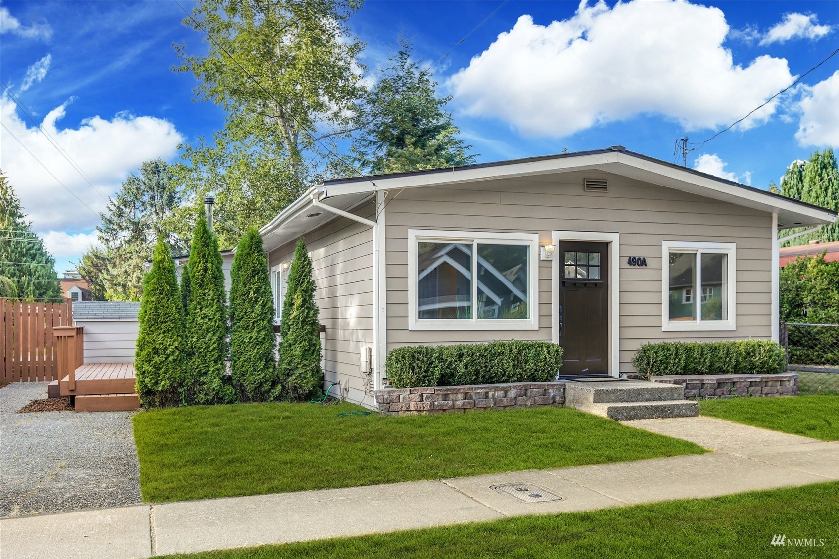 Property Photo:  490 S Bush Street  WA 98027 