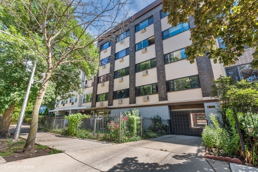 Property Photo: 561 W Stratford Place 5B IL 60657