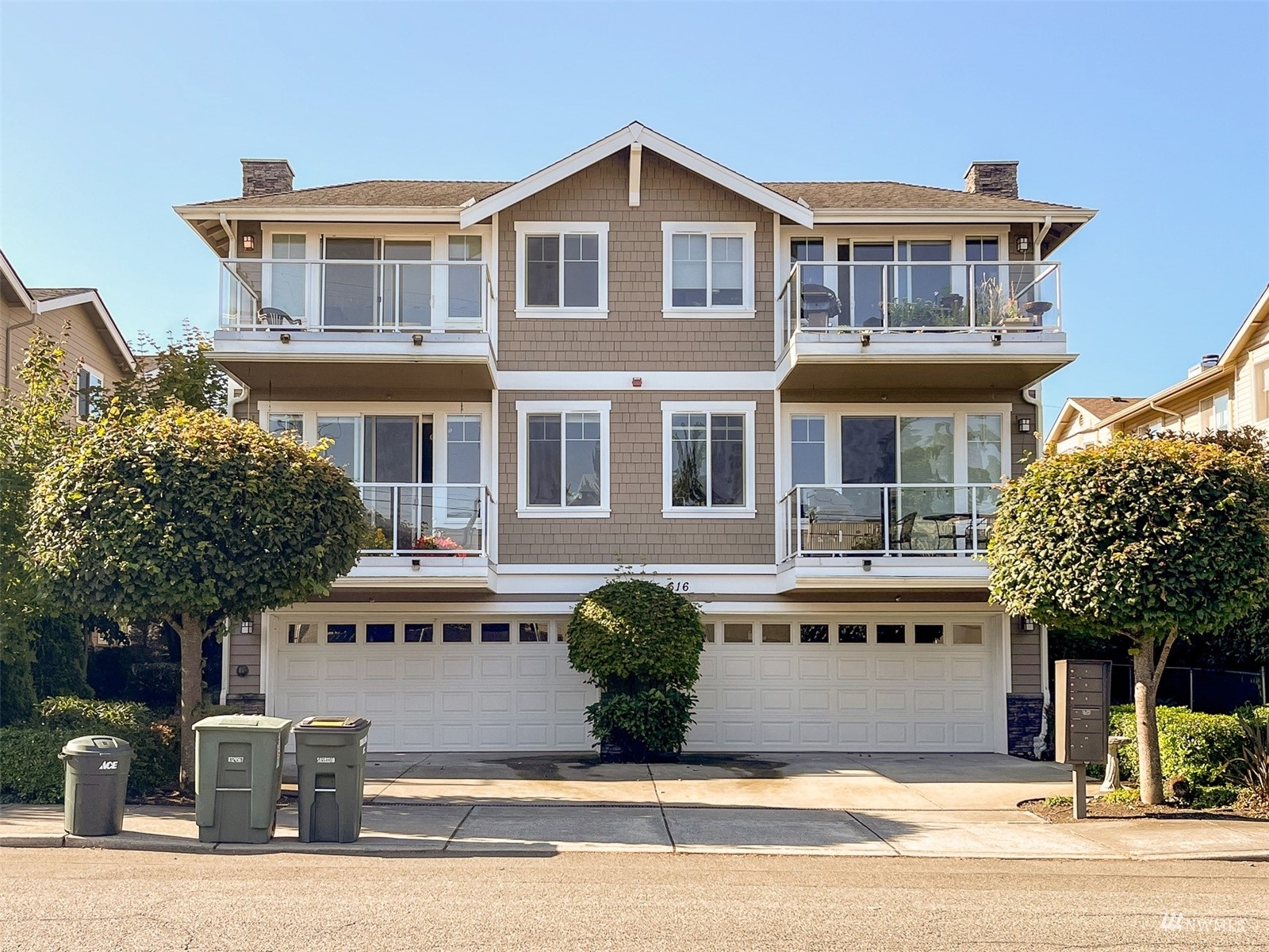 Property Photo: 616 Glen Street 202 WA 98020