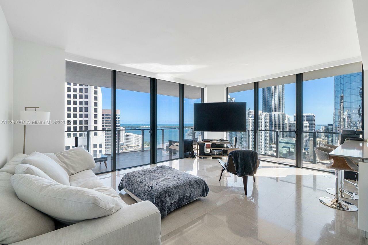 Property Photo: 68 SE 6th St 3301 FL 33131