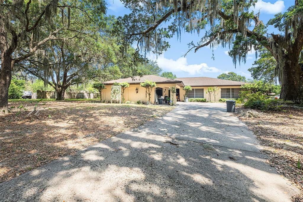 Property Photo: 2104 Dillon Court FL 33596