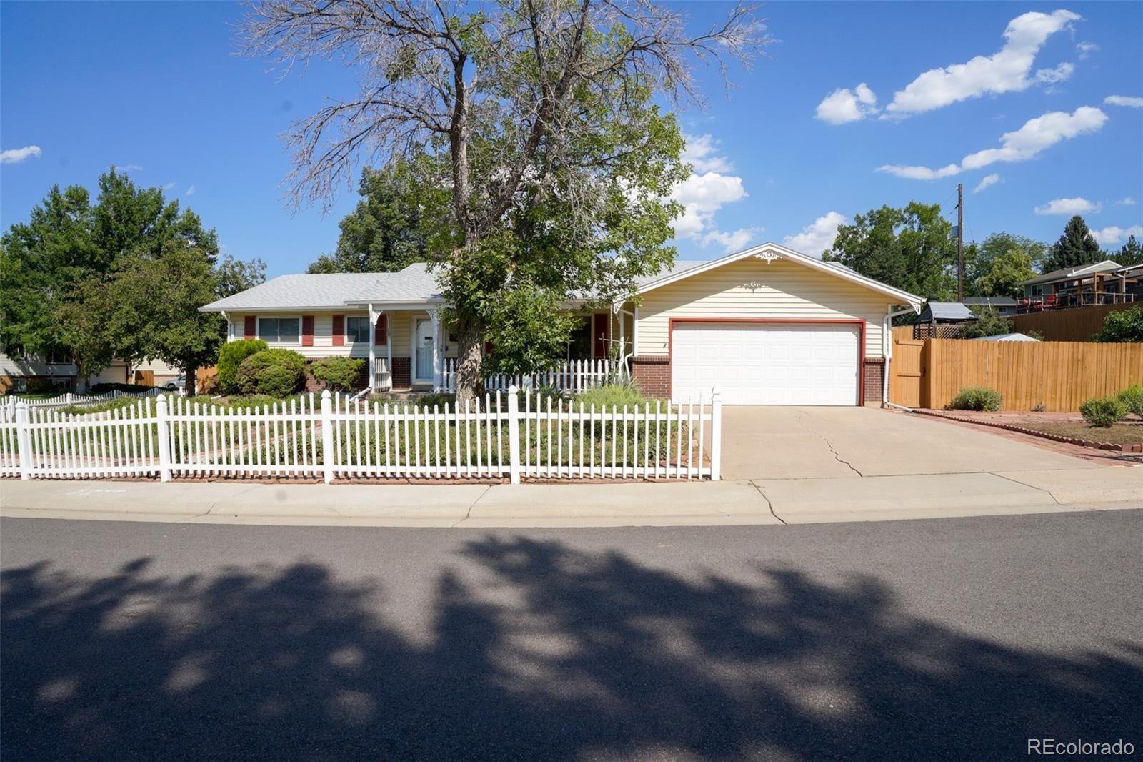 Property Photo:  6808 S Roslyn Circle  CO 80112 