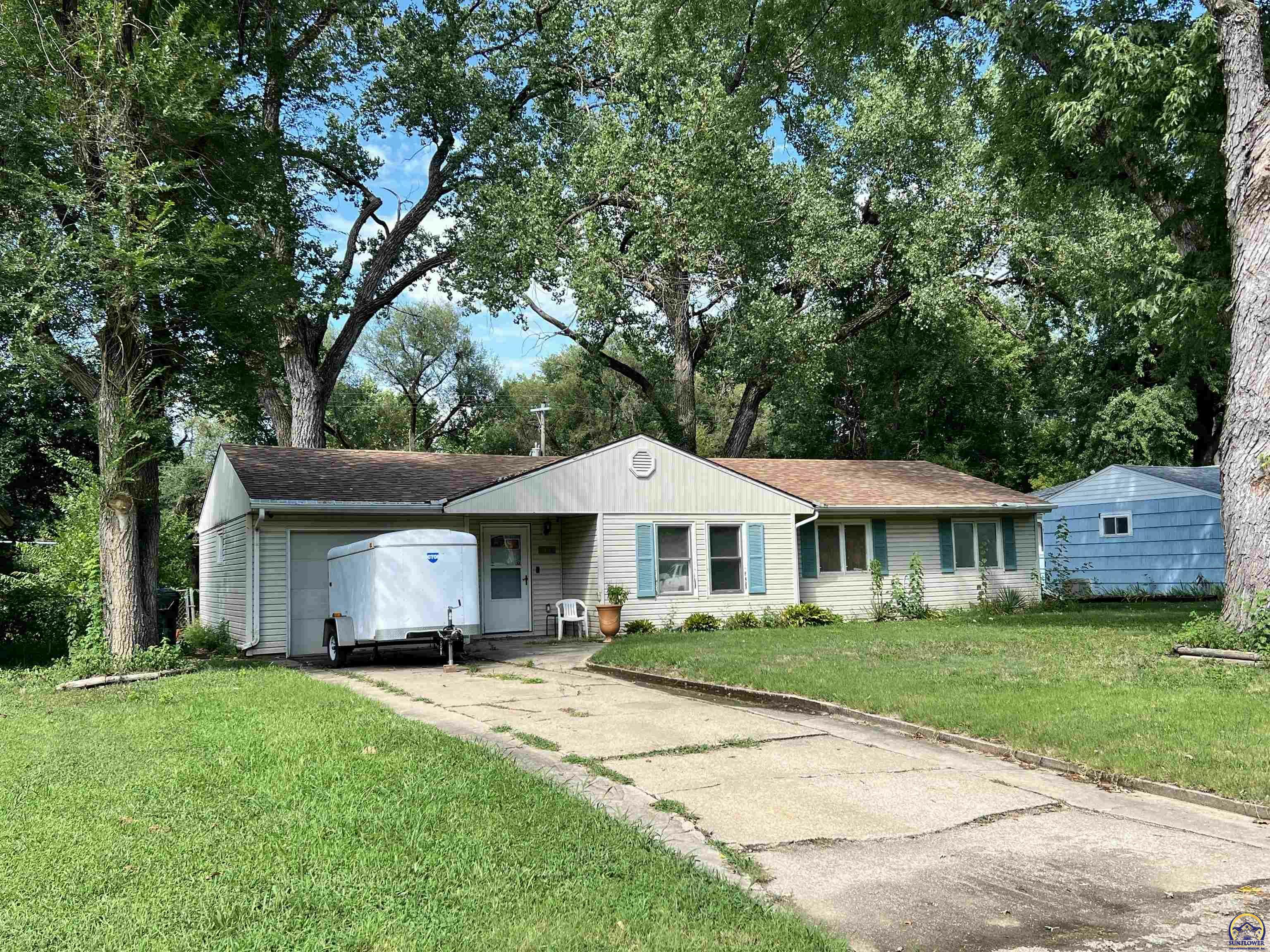 Property Photo:  1332 SW 30th St  KS 66611 