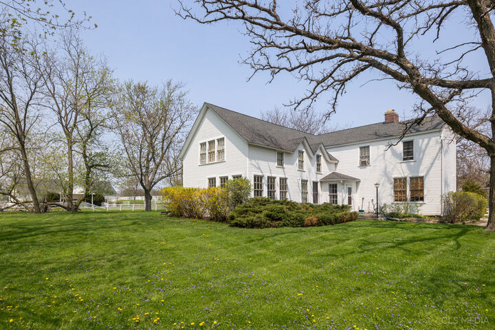 Property Photo: 220 Honey Lake Court IL 60010