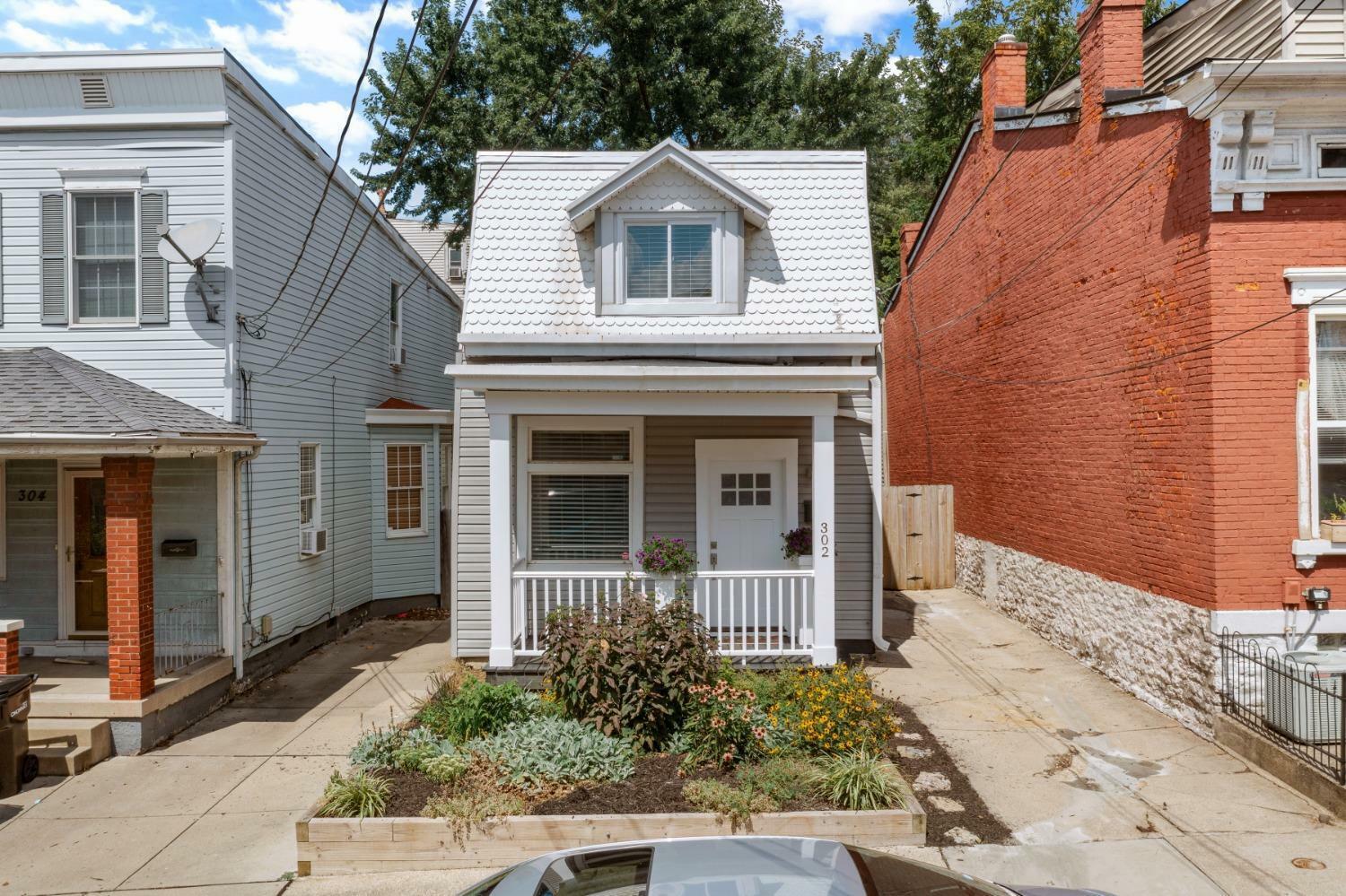 Property Photo:  302 Emming St  OH 45219 