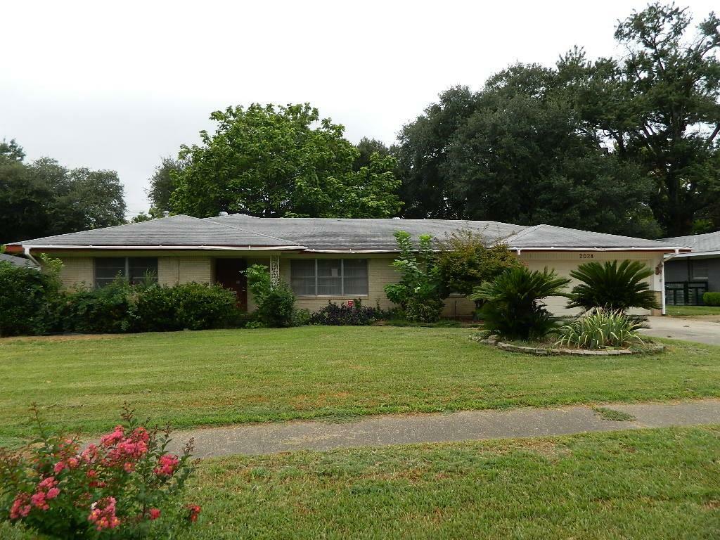 Property Photo:  2028 River Road  LA 71105 