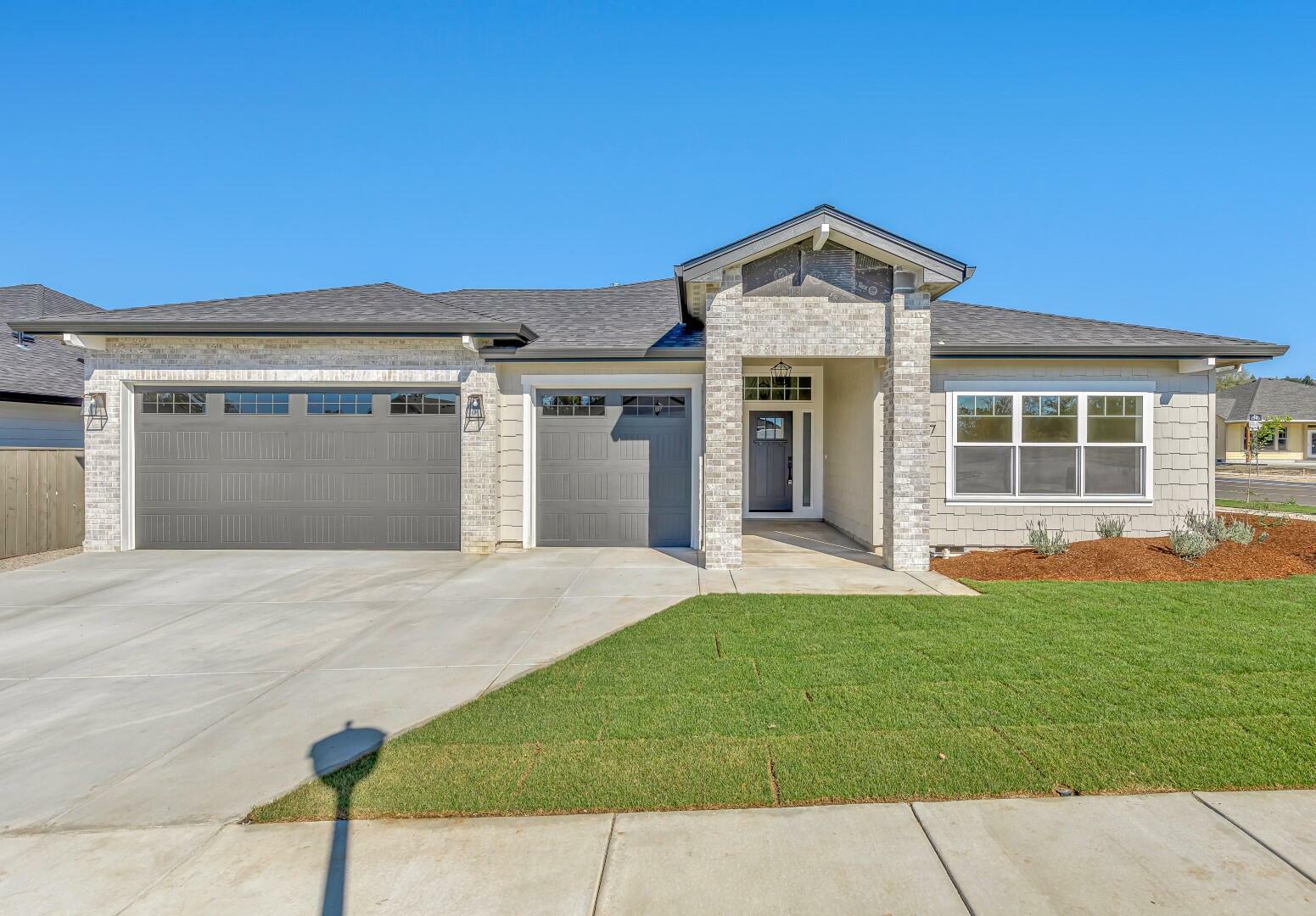 Property Photo: 3887 Wyoming Lane OR 97504