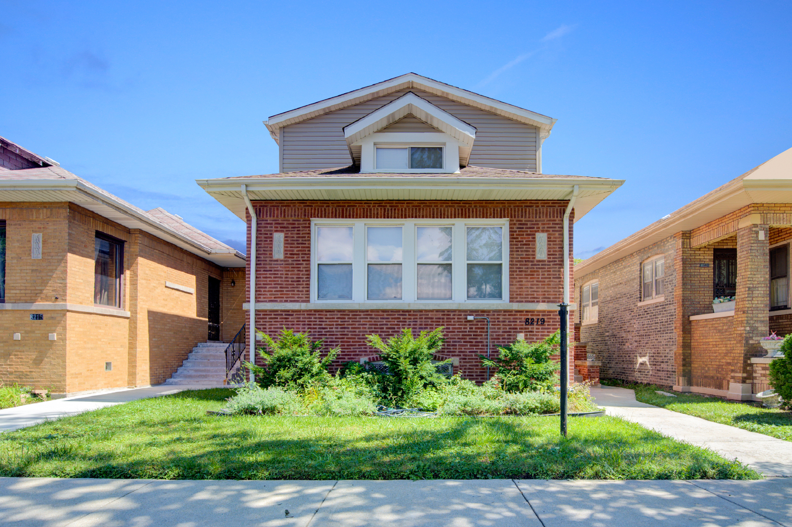 Property Photo:  8219 S Paxton Avenue  IL 60617 