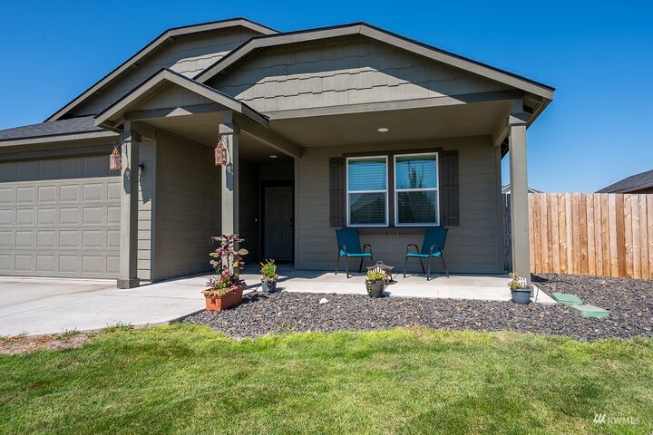 Property Photo: 425 S Trillium Way WA 98837