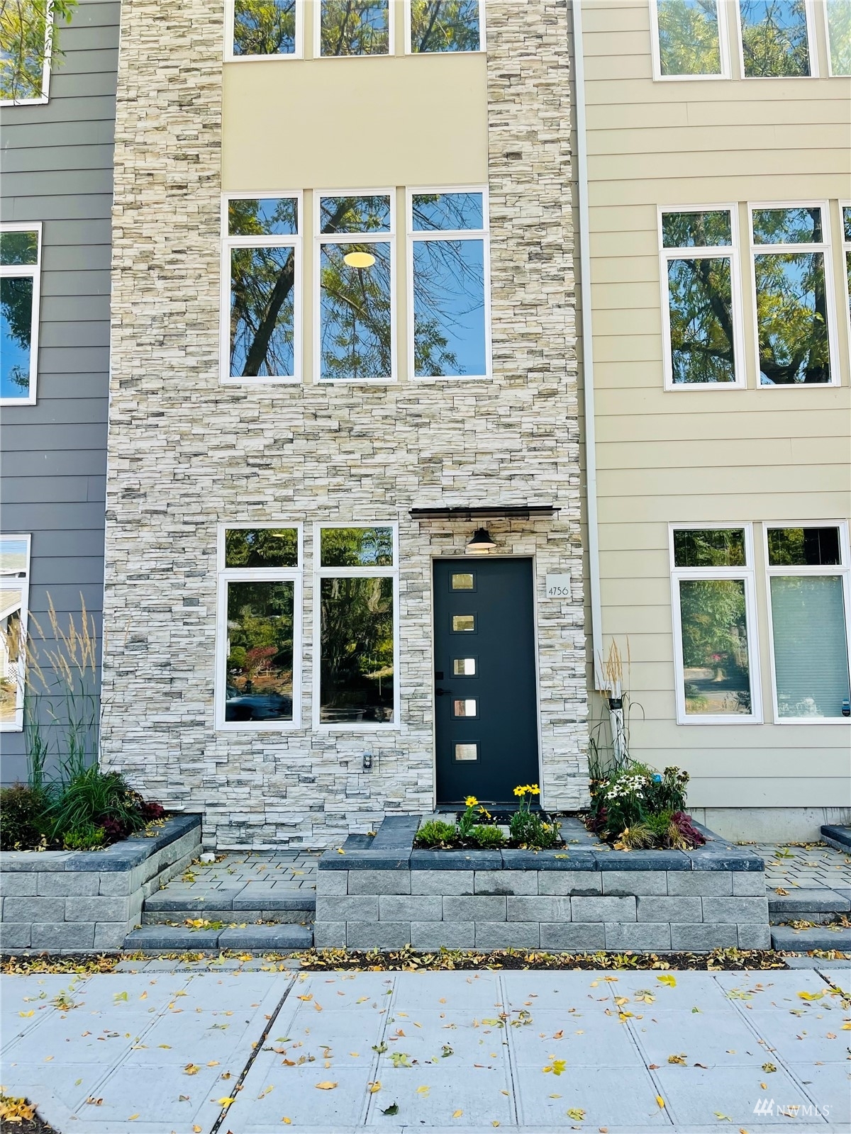 Property Photo: 4756 Greenlake Way N WA 98103