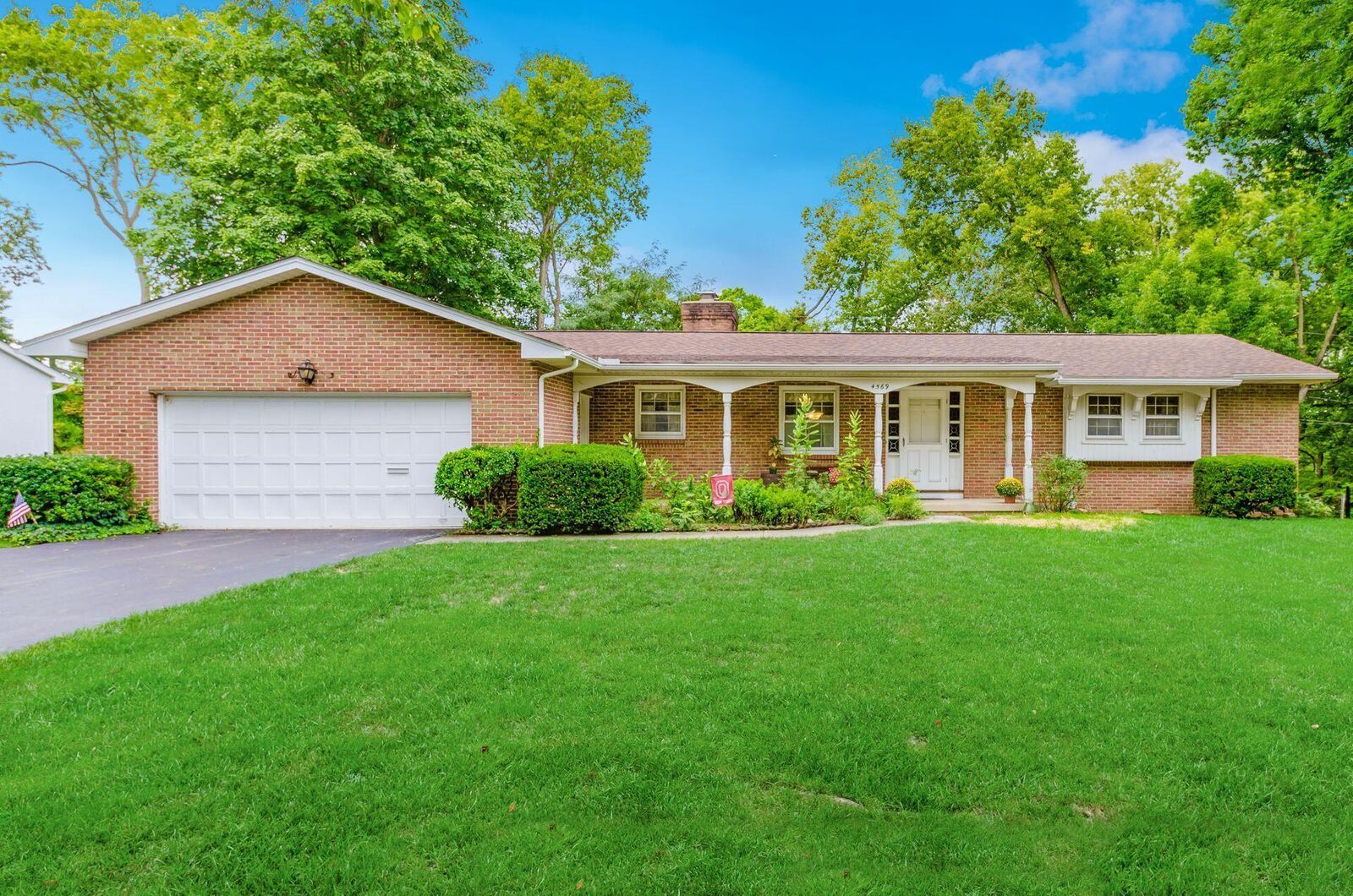 Property Photo: 4569 Helston Court OH 43220