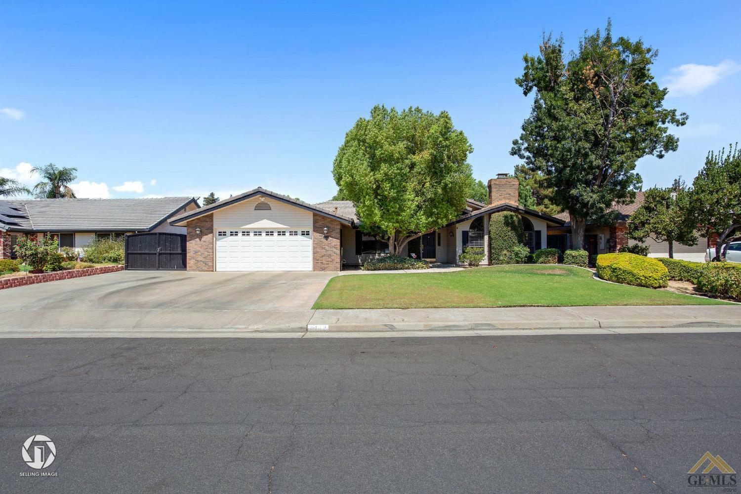 Property Photo:  7112 Brookshire Avenue  CA 93308 