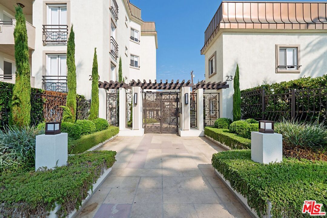 Property Photo:  230  S Hamilton Dr 204  CA 90211 