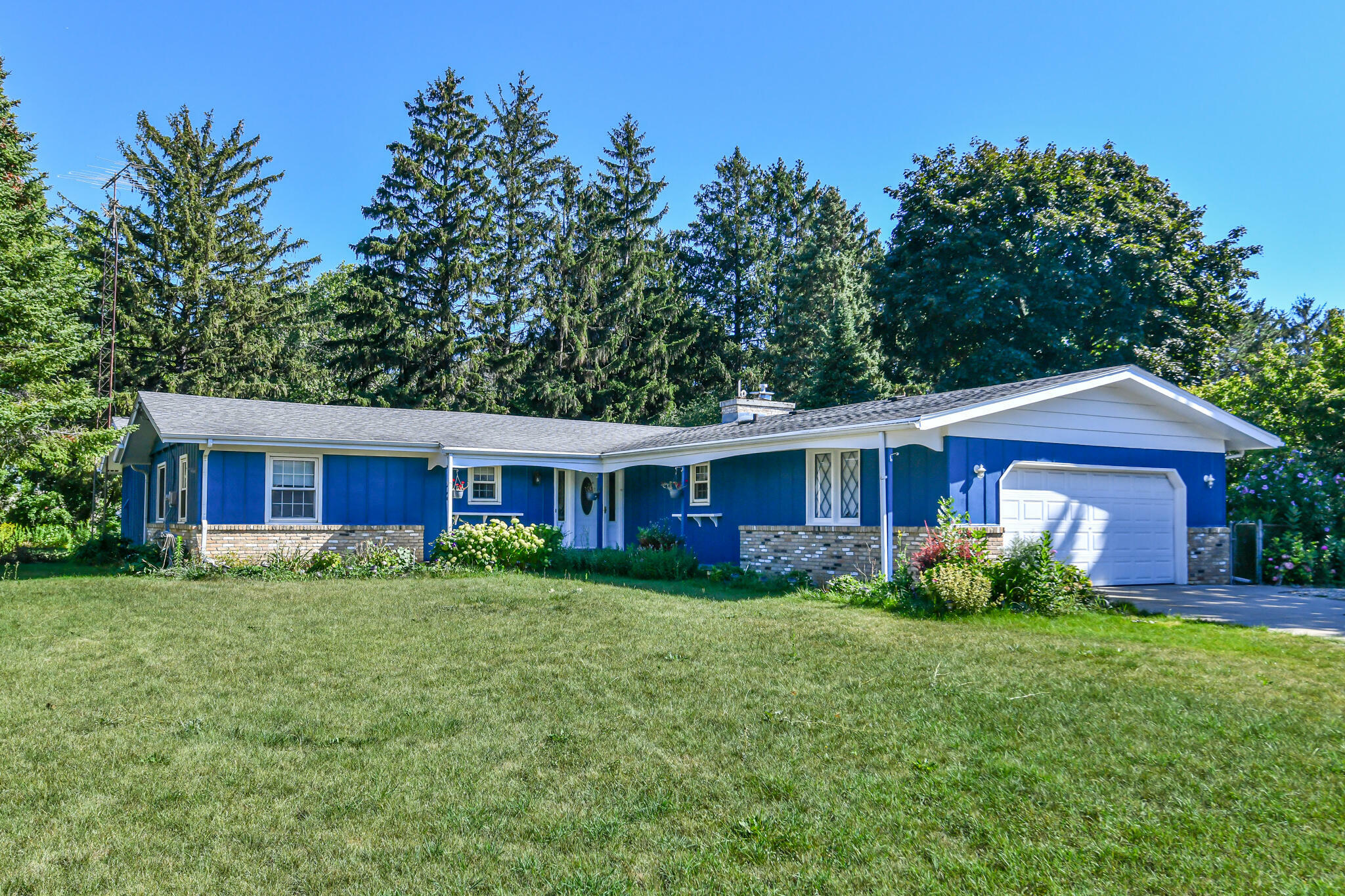 Property Photo: 5812 Winthrop Ave WI 53406