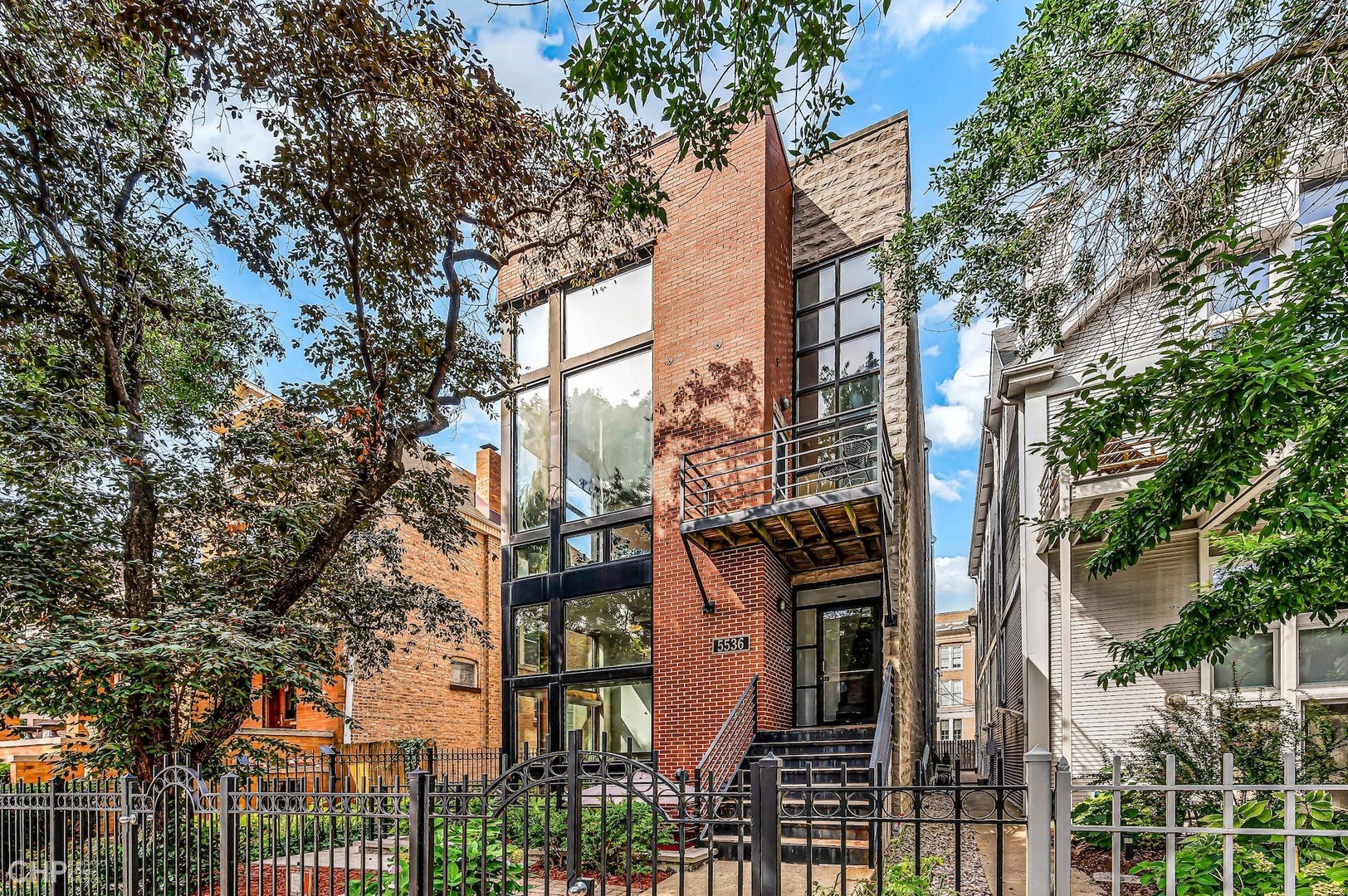 Property Photo: 5536 N Glenwood Avenue 1F IL 60640