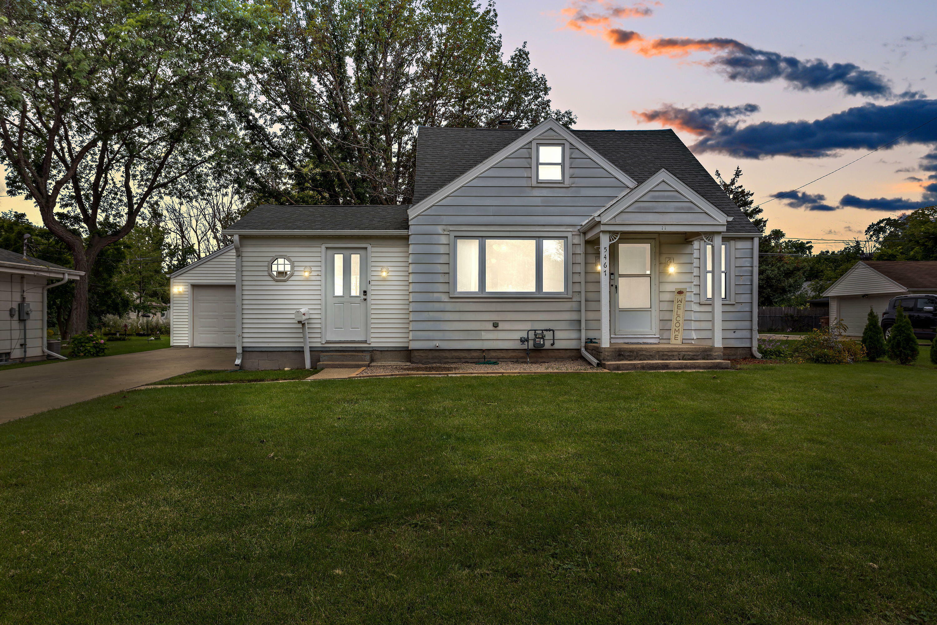 Property Photo: 5467 N Bethmaur Ln WI 53209