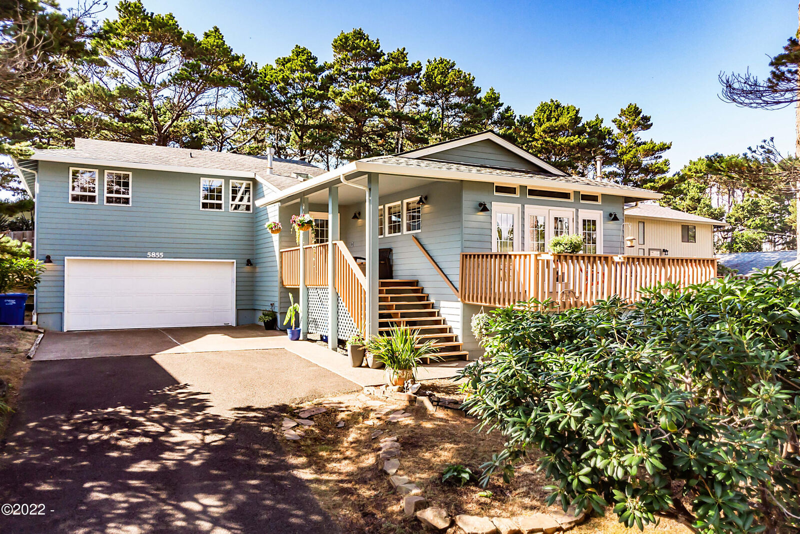 Property Photo: 5855 Hacienda Avenue OR 97367