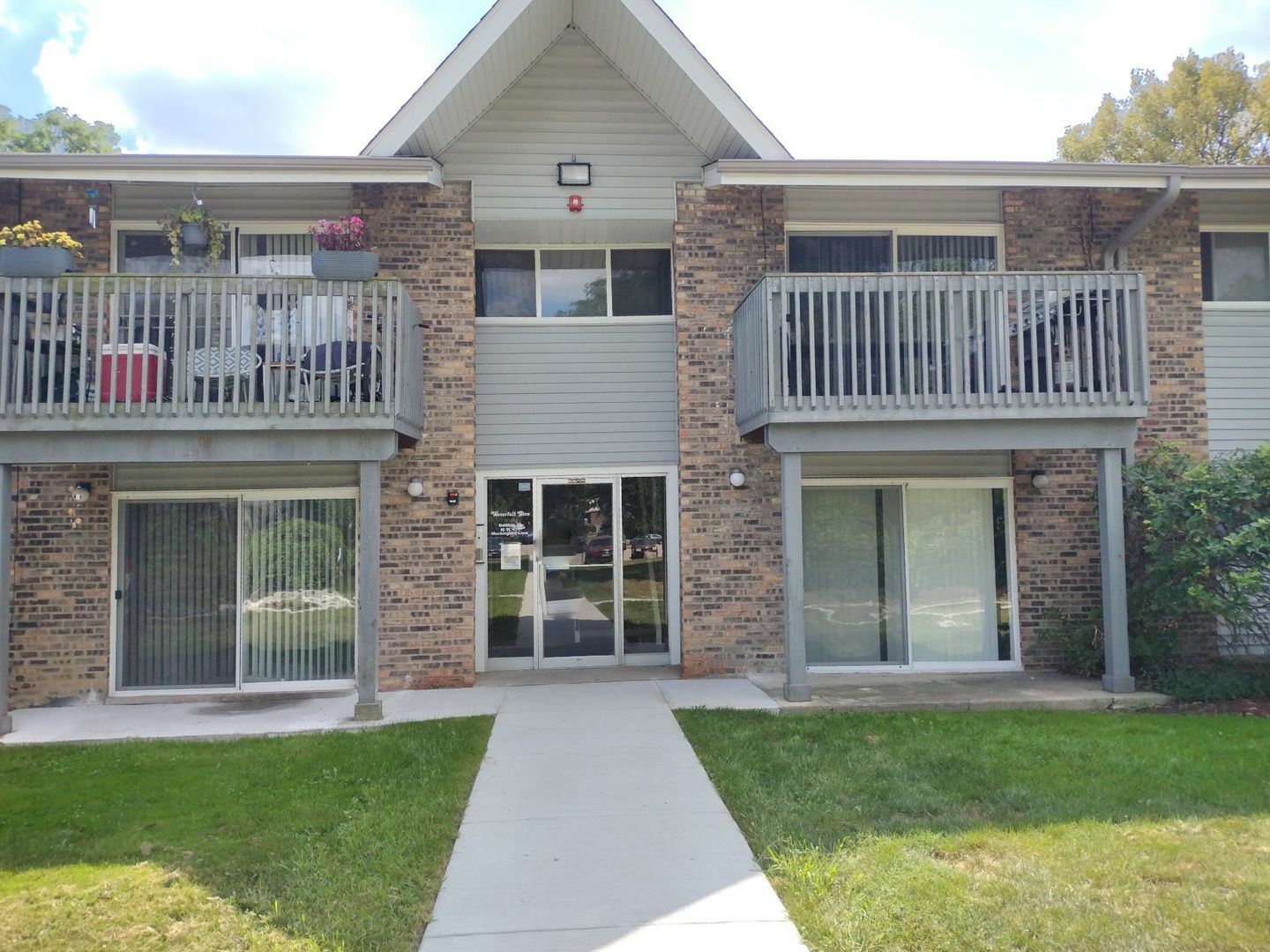 Property Photo:  16W477 Mockingbird Lane 106  IL 60527 