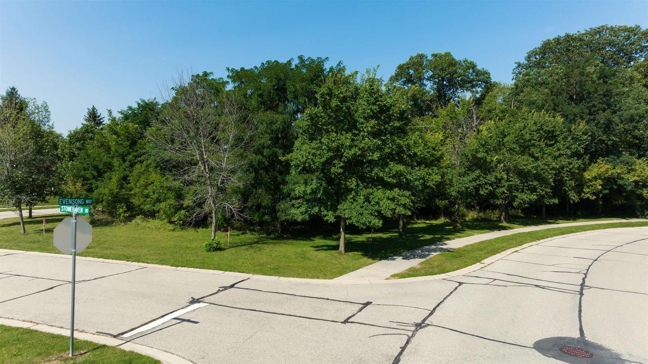 Property Photo: 424 Stonehaven Drive WI 54941