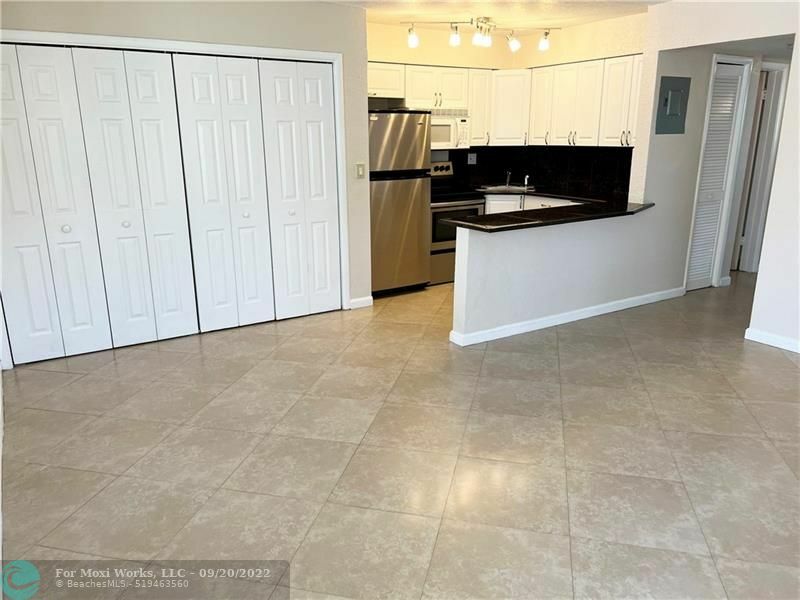 Property Photo:  4050 NE 12th Ter 15-1  FL 33334 