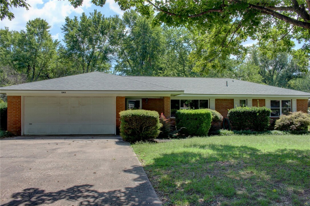 Property Photo:  1363 E Harold Street  AR 72703 