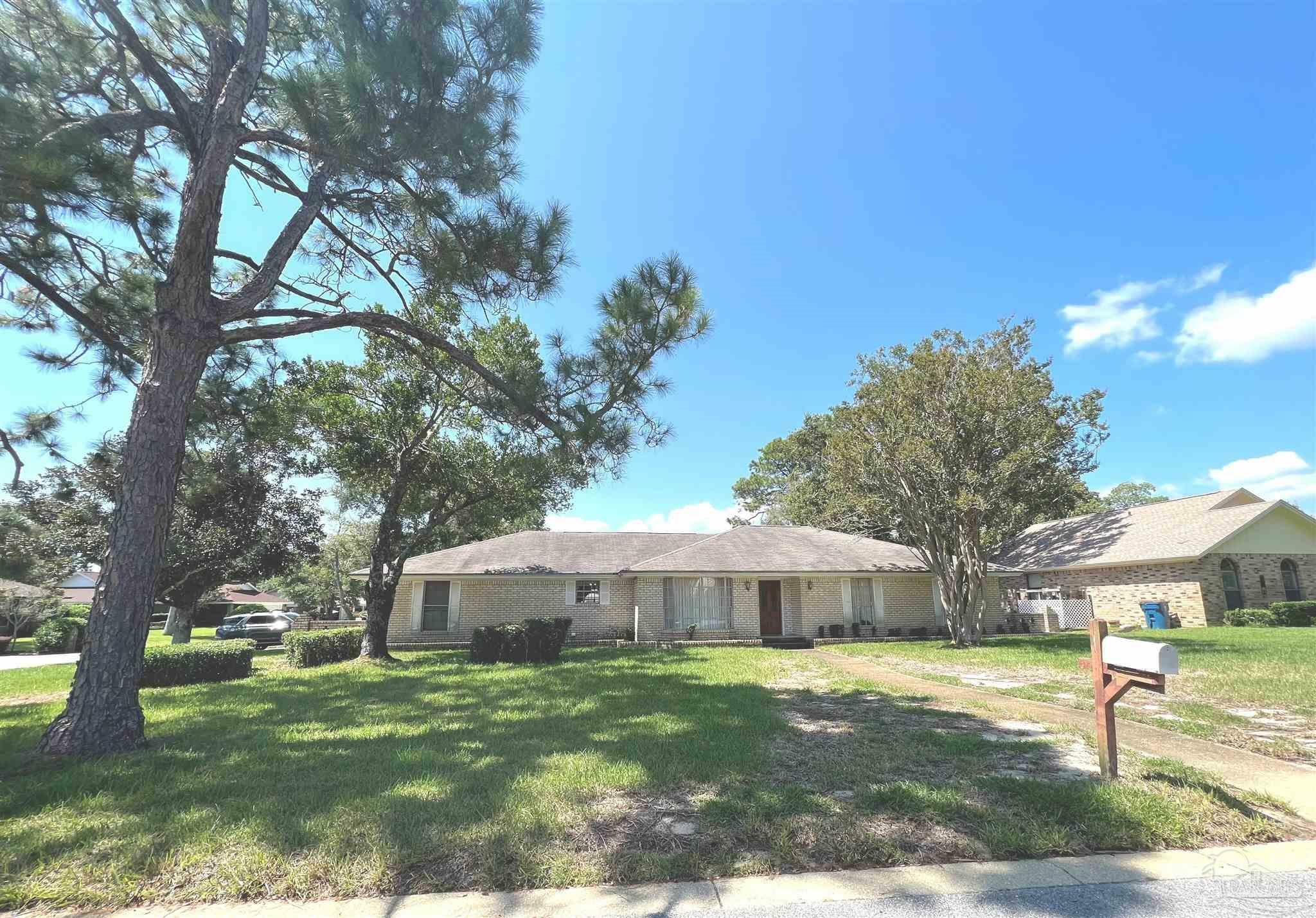 Property Photo:  713 Jamestown Dr  FL 32561 