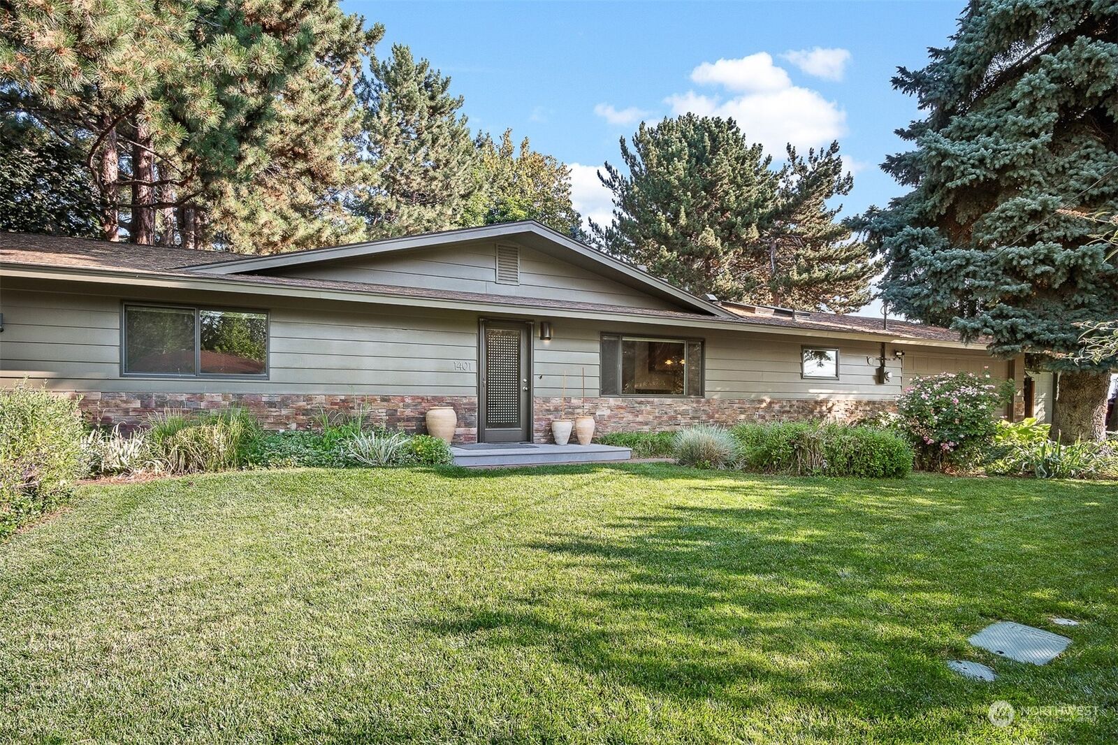 Property Photo:  1401 E Skyline Drive  WA 98926 