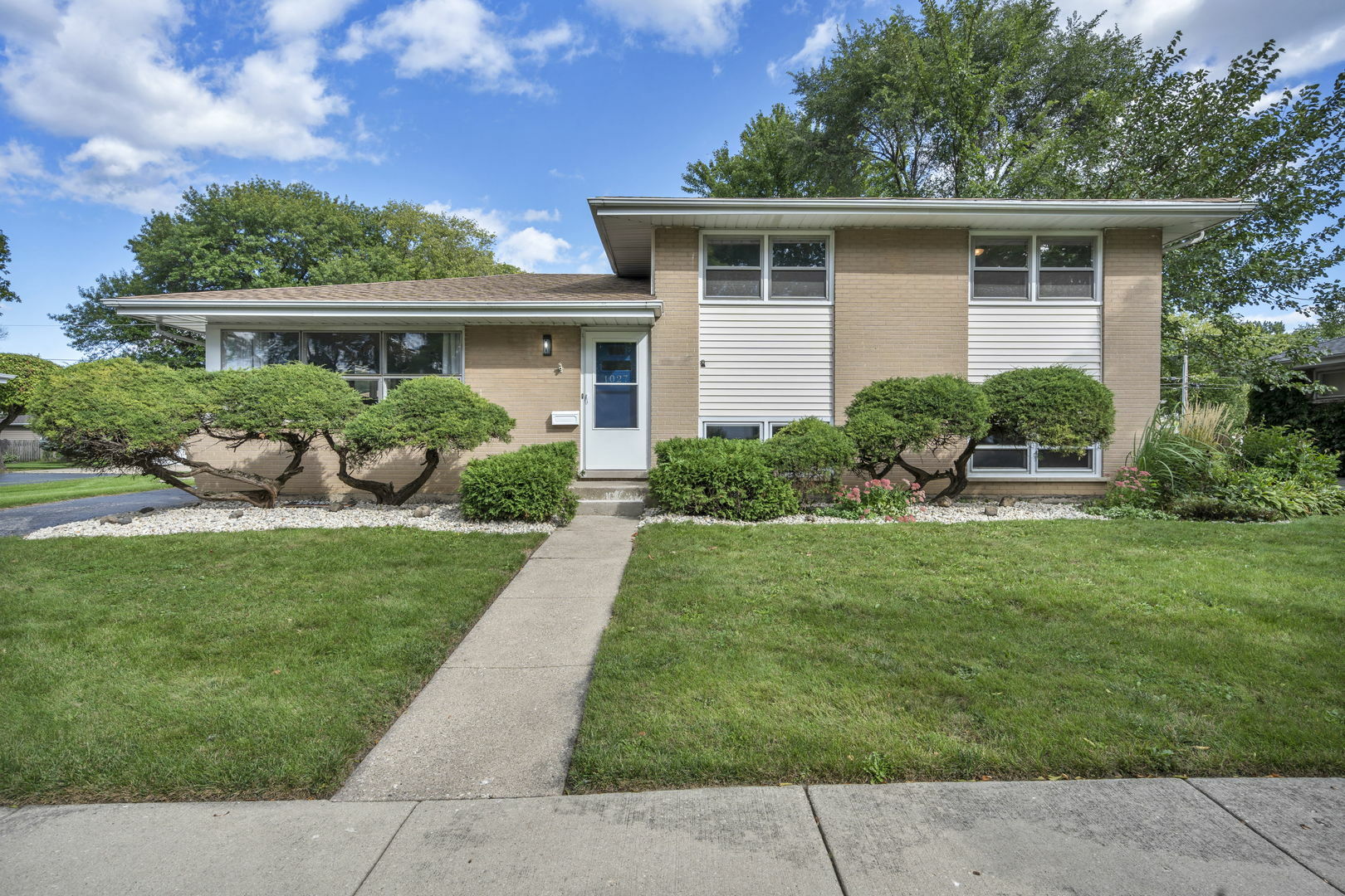 Property Photo:  1027 N Stratford Road  IL 60004 