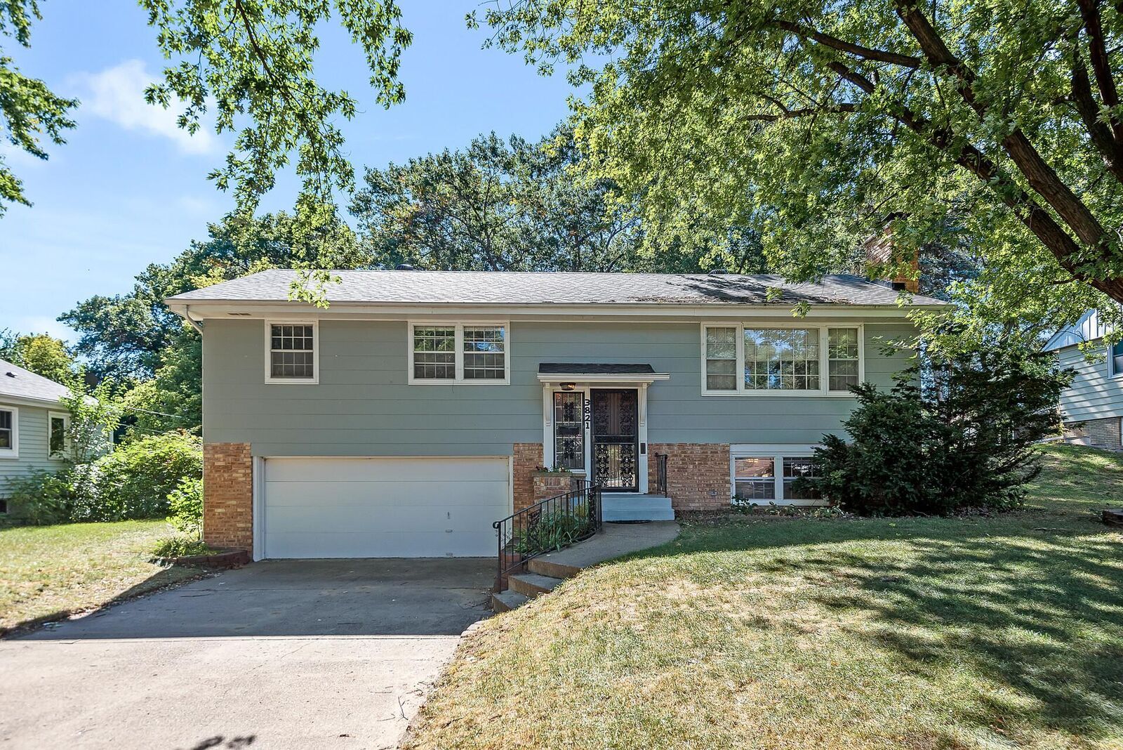 Property Photo: 3821 Oak Street N MN 55429