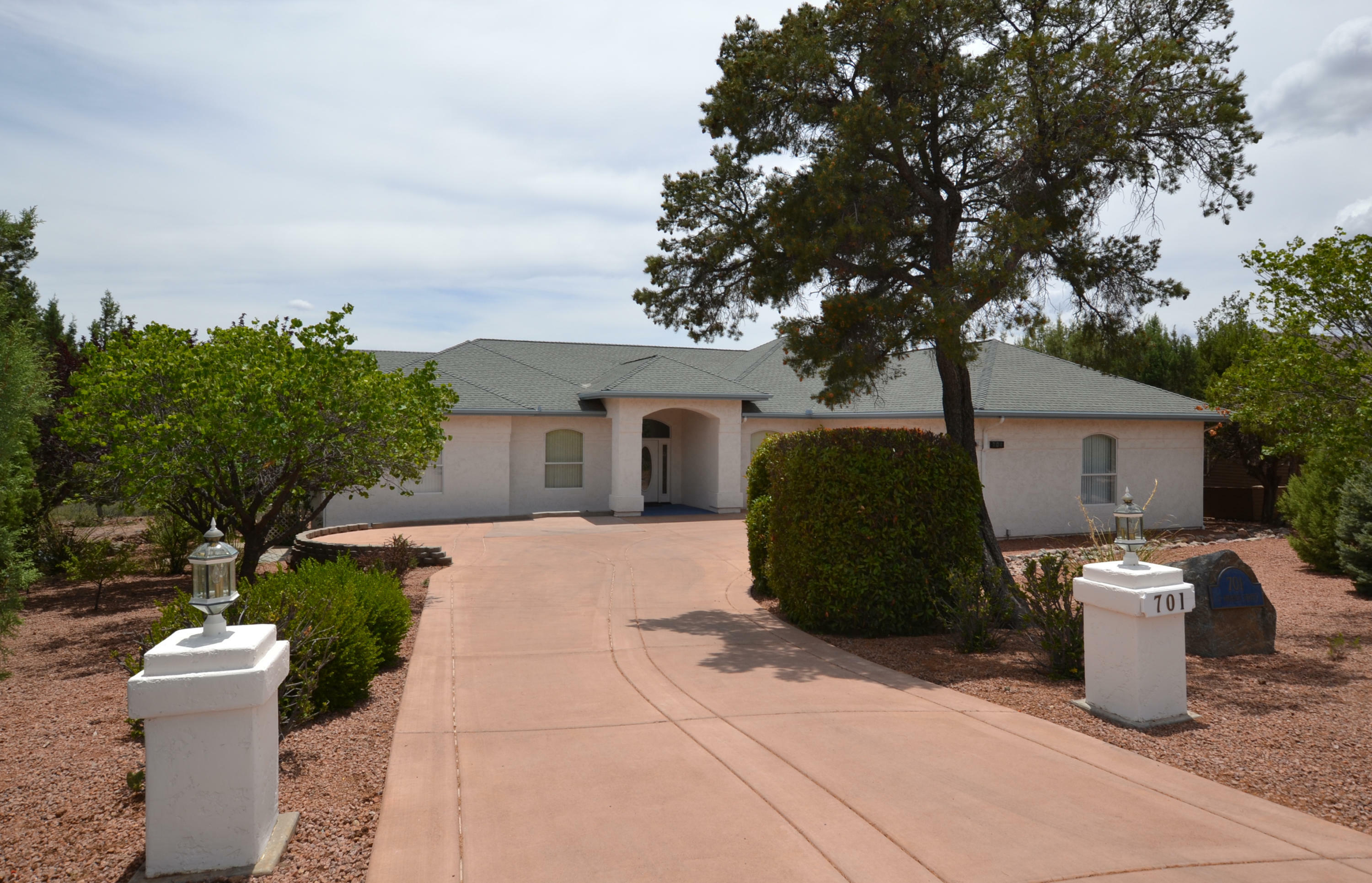 Property Photo:  701 E Phoenix Street  AZ 85541 