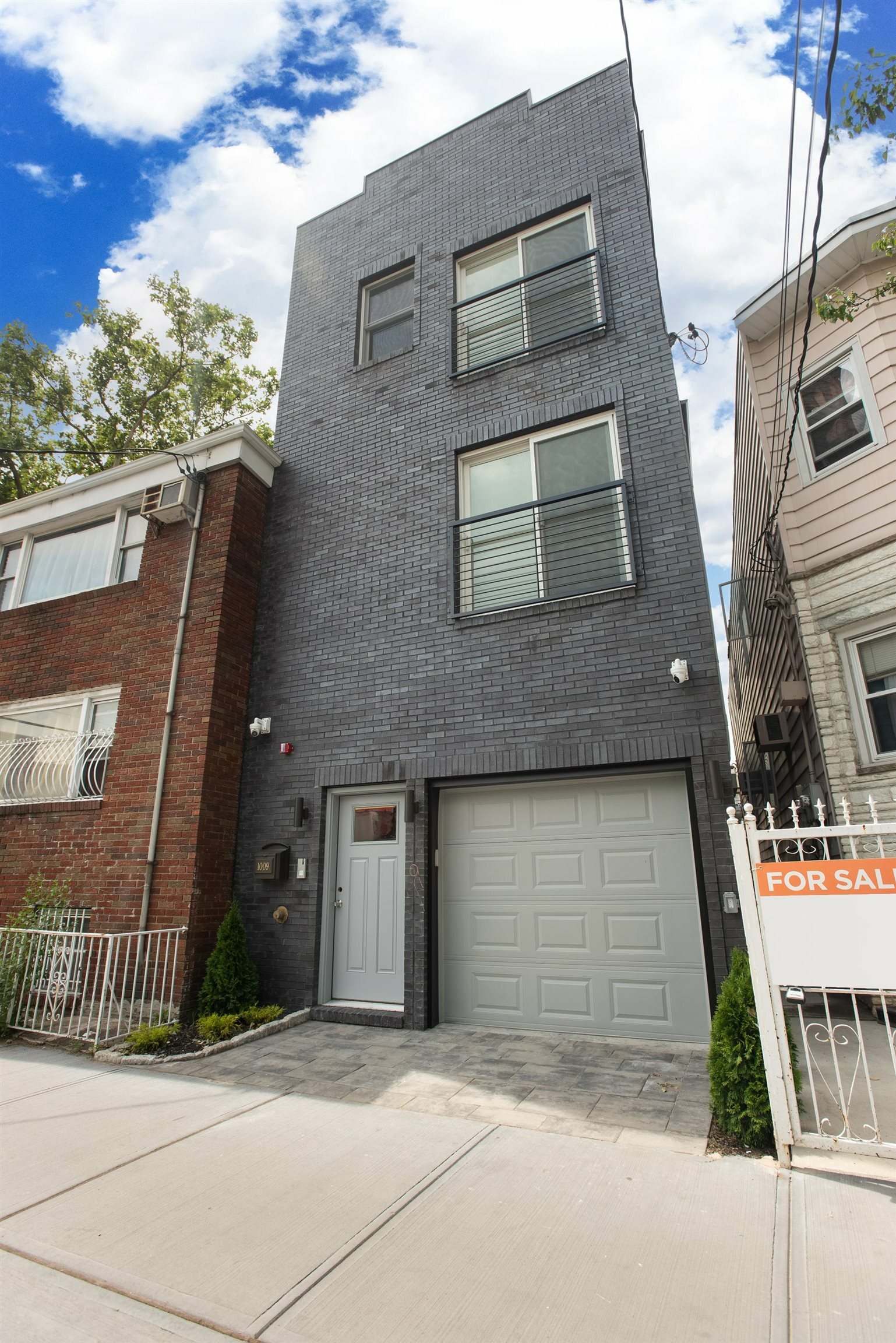 Property Photo:  1009 West Side Ave 1  NJ 07306 