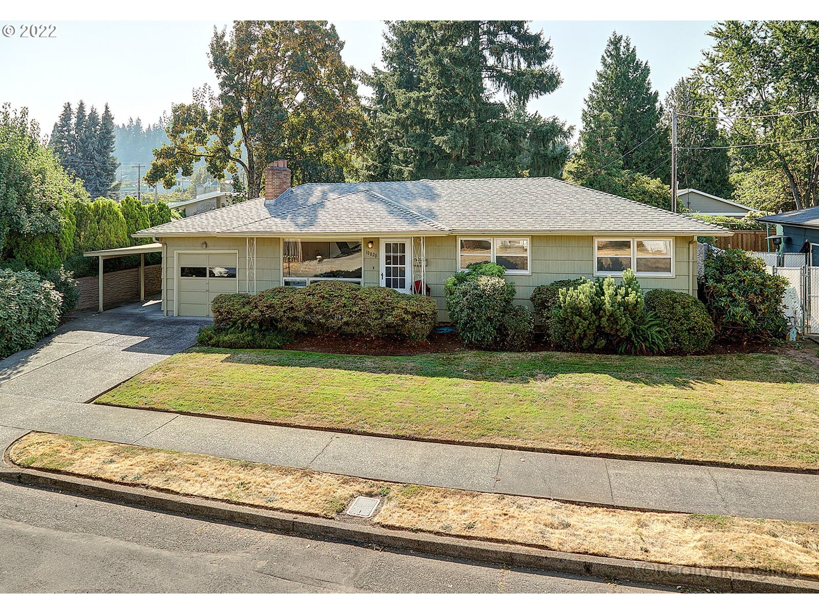 Property Photo:  10020 SE Grant St  OR 97216 