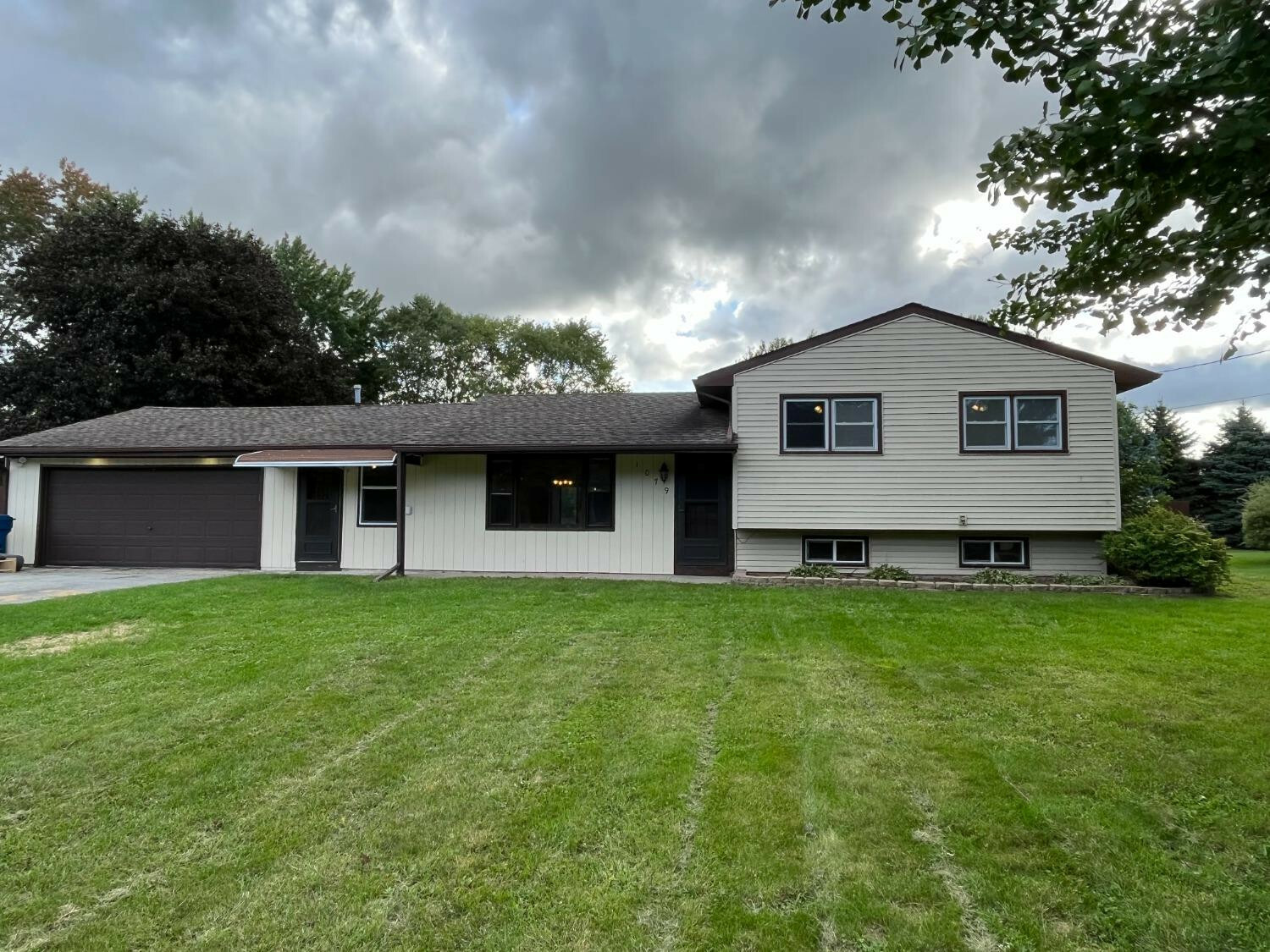 Property Photo: 1079 N 100 IN 46304