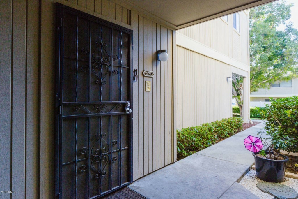 Property Photo:  1275 Seacliff Court 3  CA 93003 