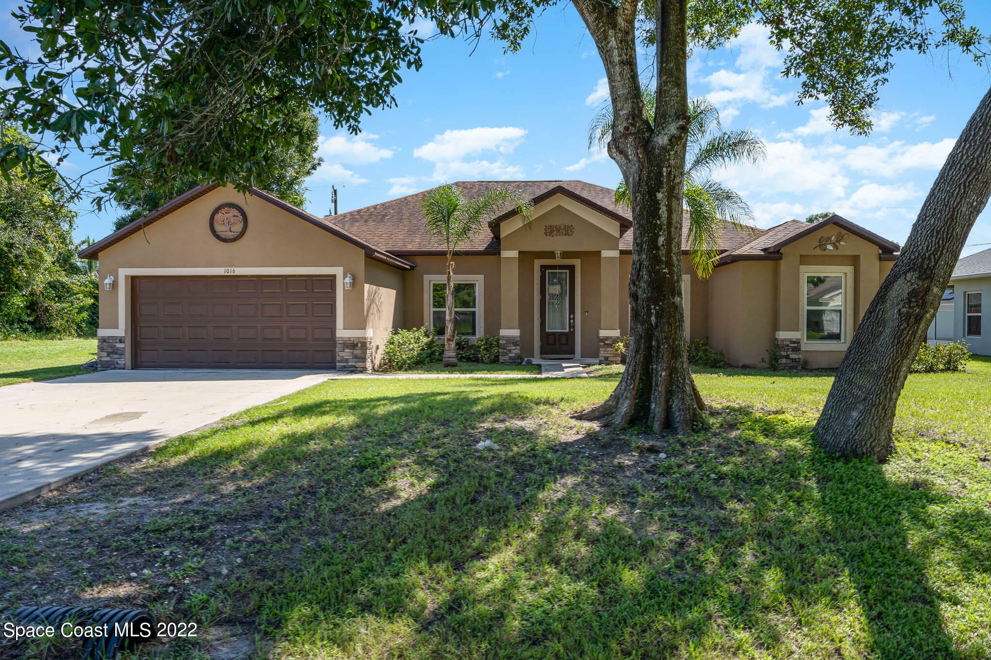 Property Photo:  1016 Grandeur Street SE  FL 32909 