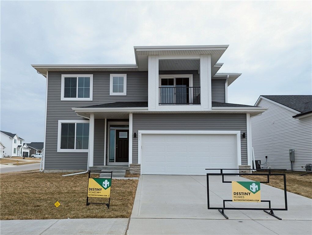 Property Photo: 721 NE Oak Ridge Drive IA 50021